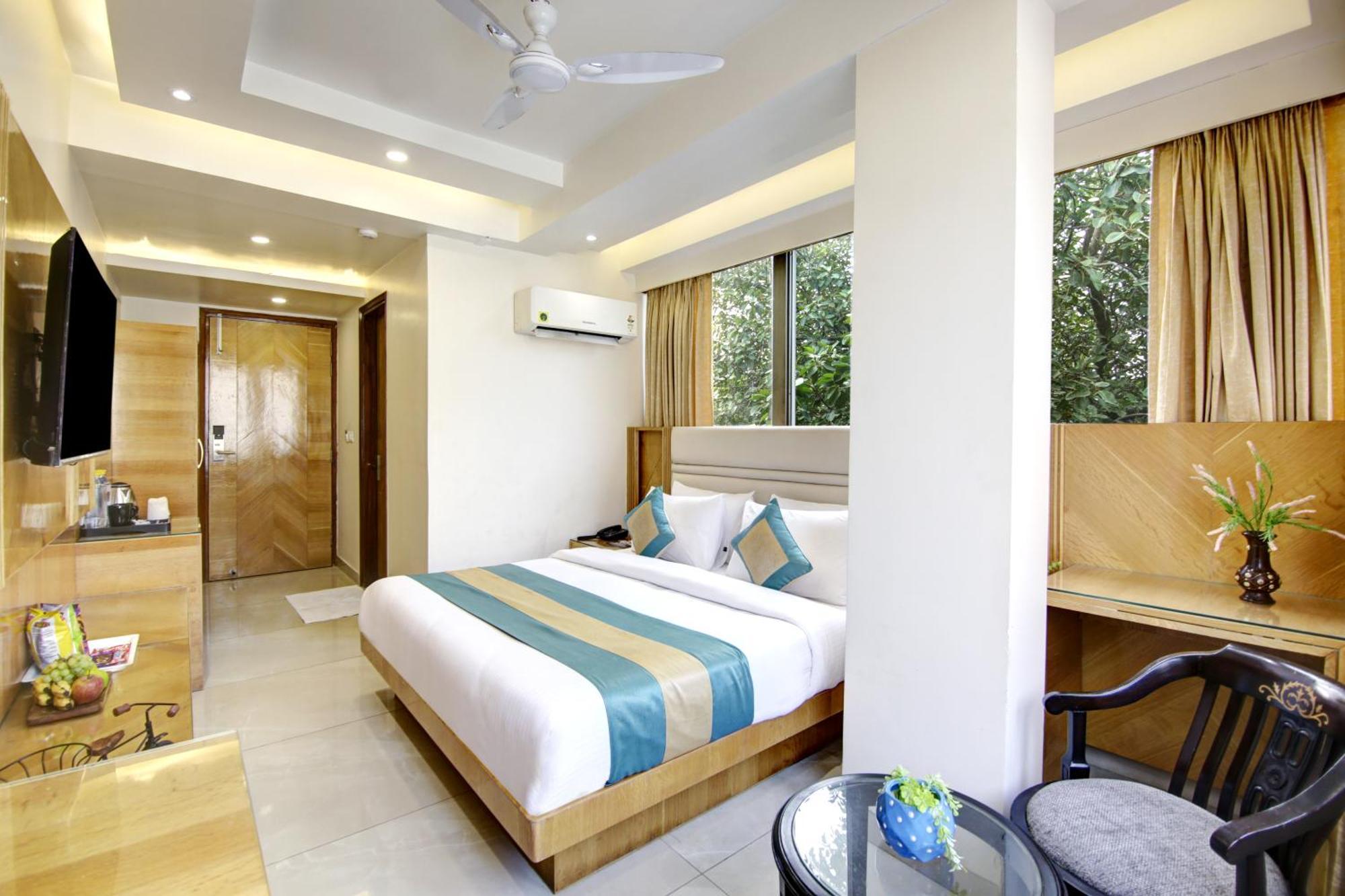 Hotel Krishna Plaza 'New Delhi' - By M S Hospitality Bagian luar foto