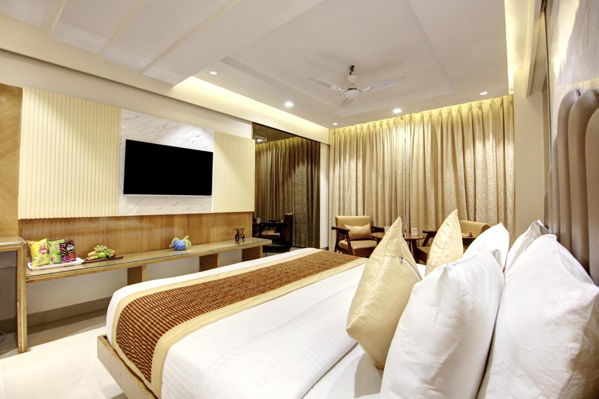 Hotel Krishna Plaza 'New Delhi' - By M S Hospitality Bagian luar foto