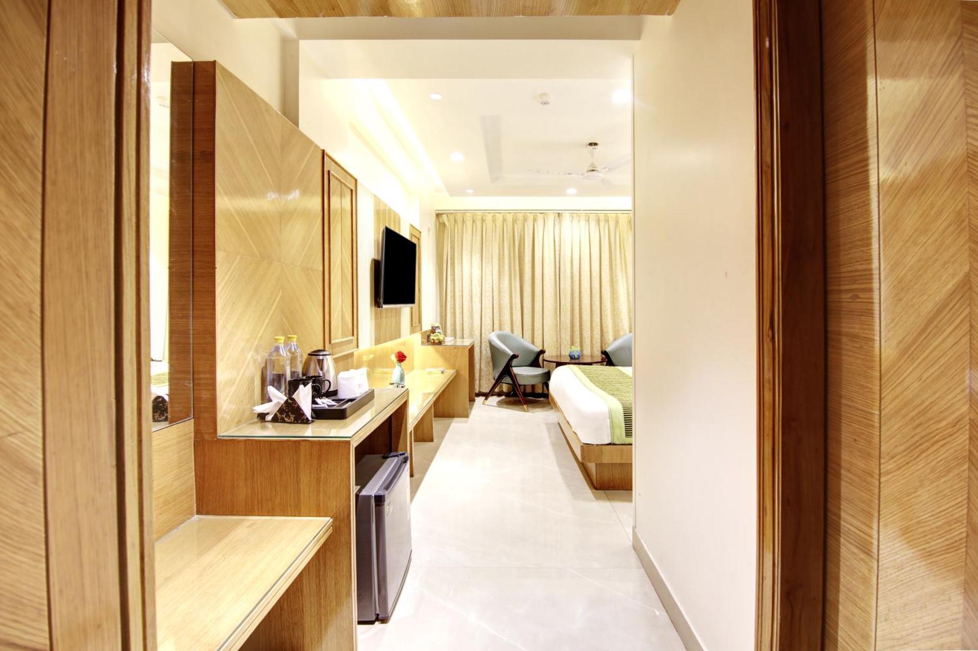 Hotel Krishna Plaza 'New Delhi' - By M S Hospitality Bagian luar foto