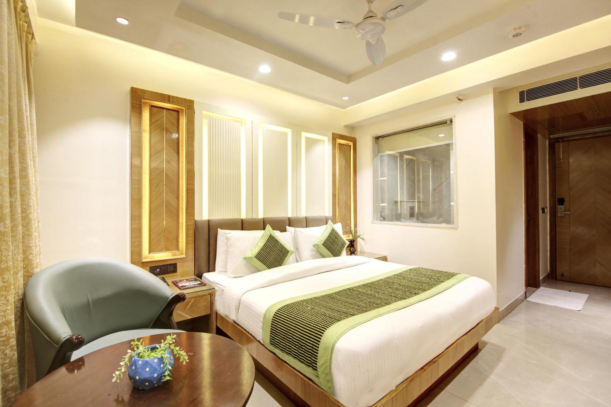 Hotel Krishna Plaza 'New Delhi' - By M S Hospitality Bagian luar foto