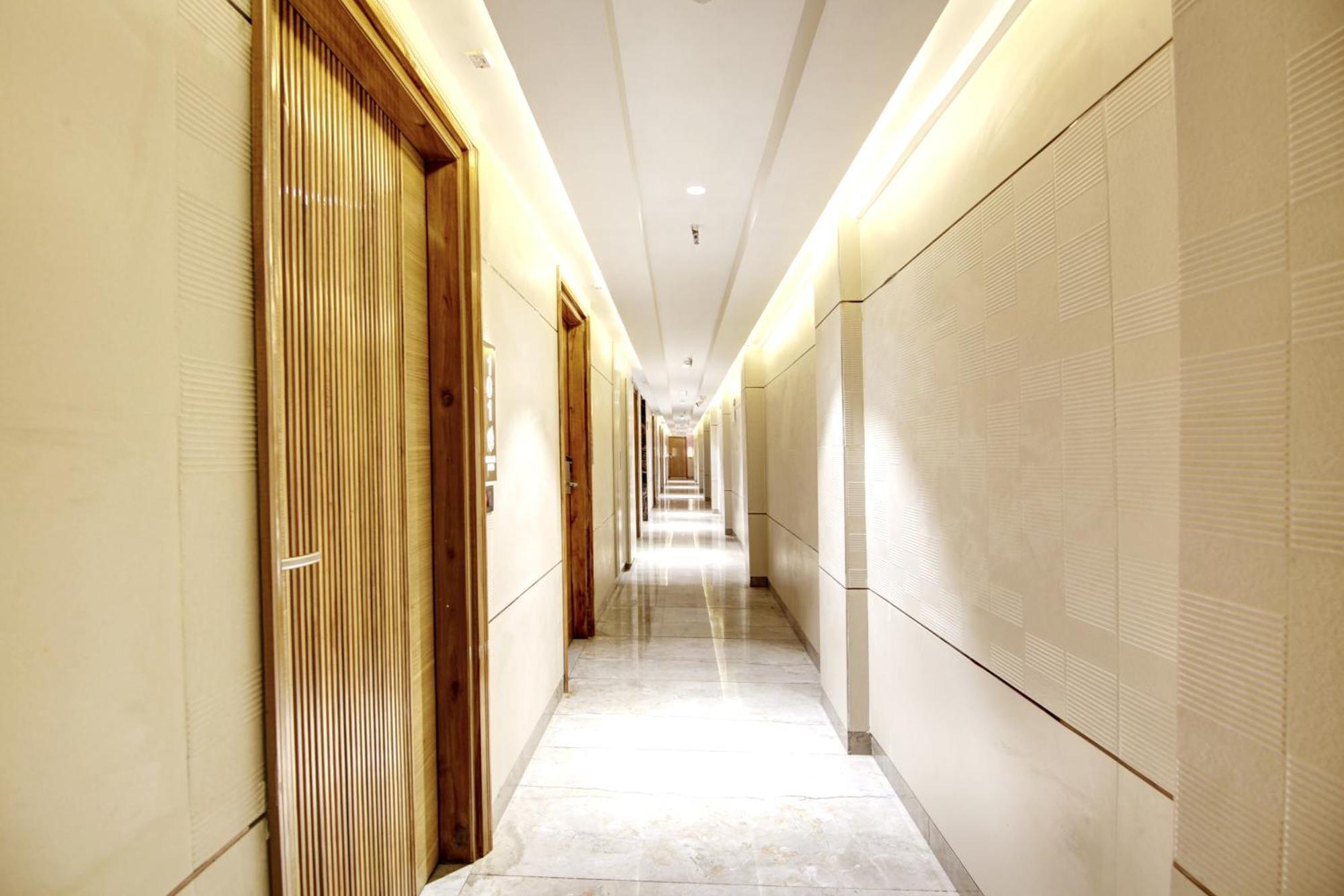 Hotel Krishna Plaza 'New Delhi' - By M S Hospitality Bagian luar foto