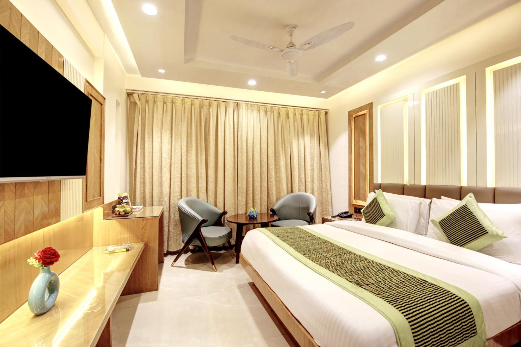 Hotel Krishna Plaza 'New Delhi' - By M S Hospitality Bagian luar foto
