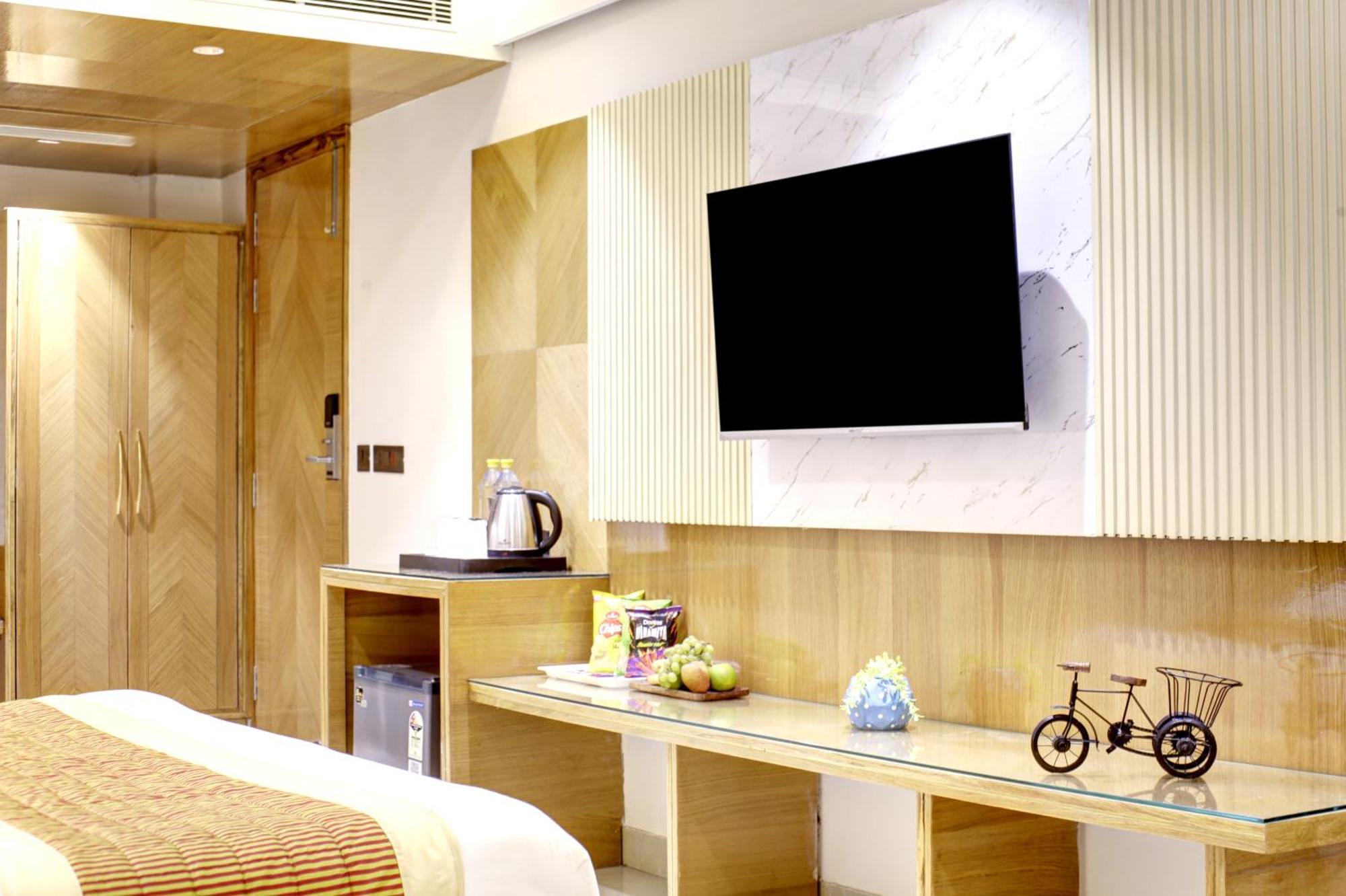 Hotel Krishna Plaza 'New Delhi' - By M S Hospitality Bagian luar foto