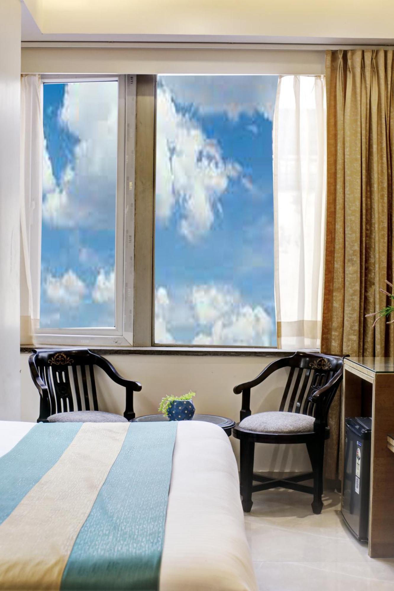 Hotel Krishna Plaza 'New Delhi' - By M S Hospitality Bagian luar foto