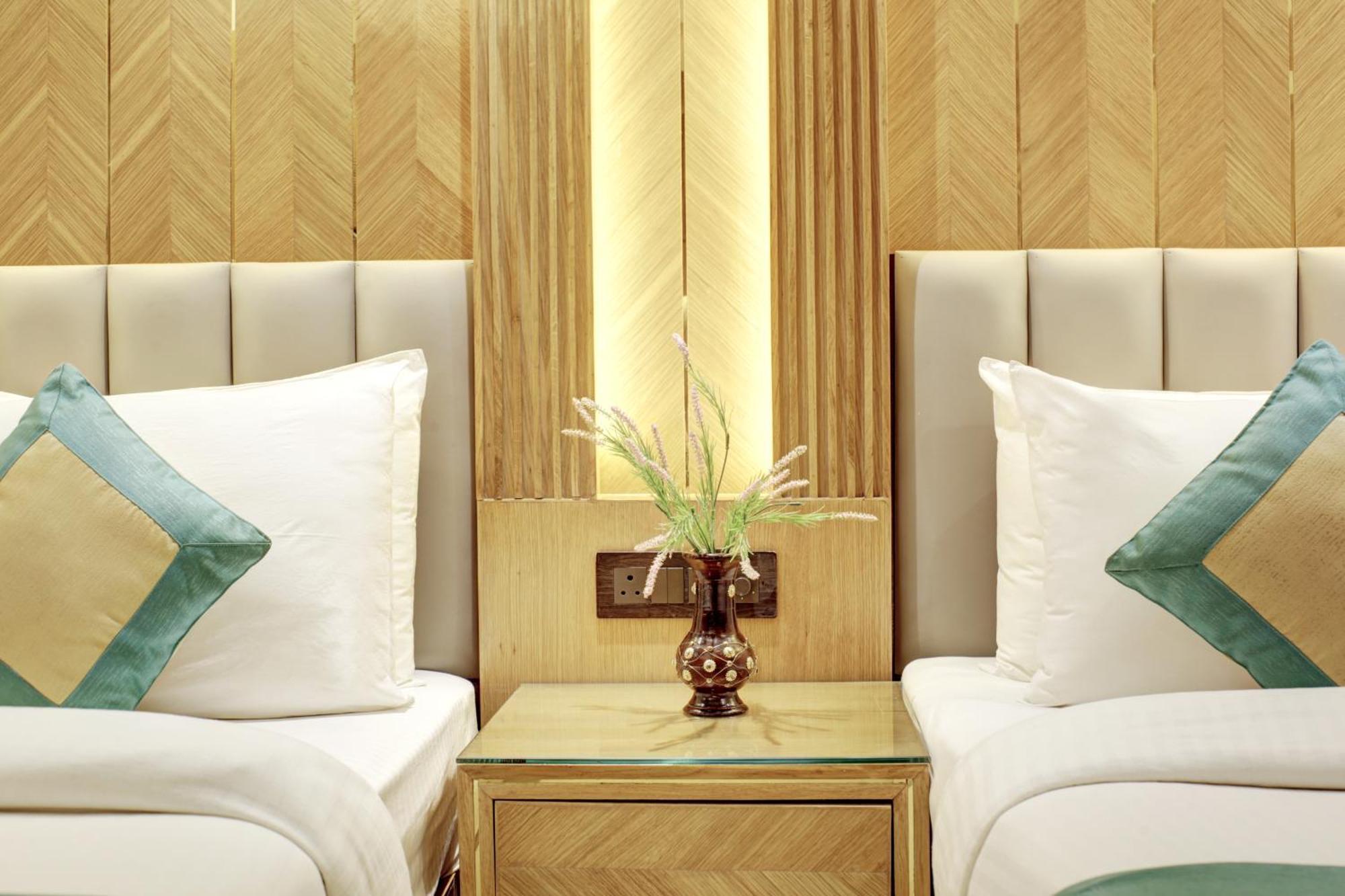 Hotel Krishna Plaza 'New Delhi' - By M S Hospitality Bagian luar foto