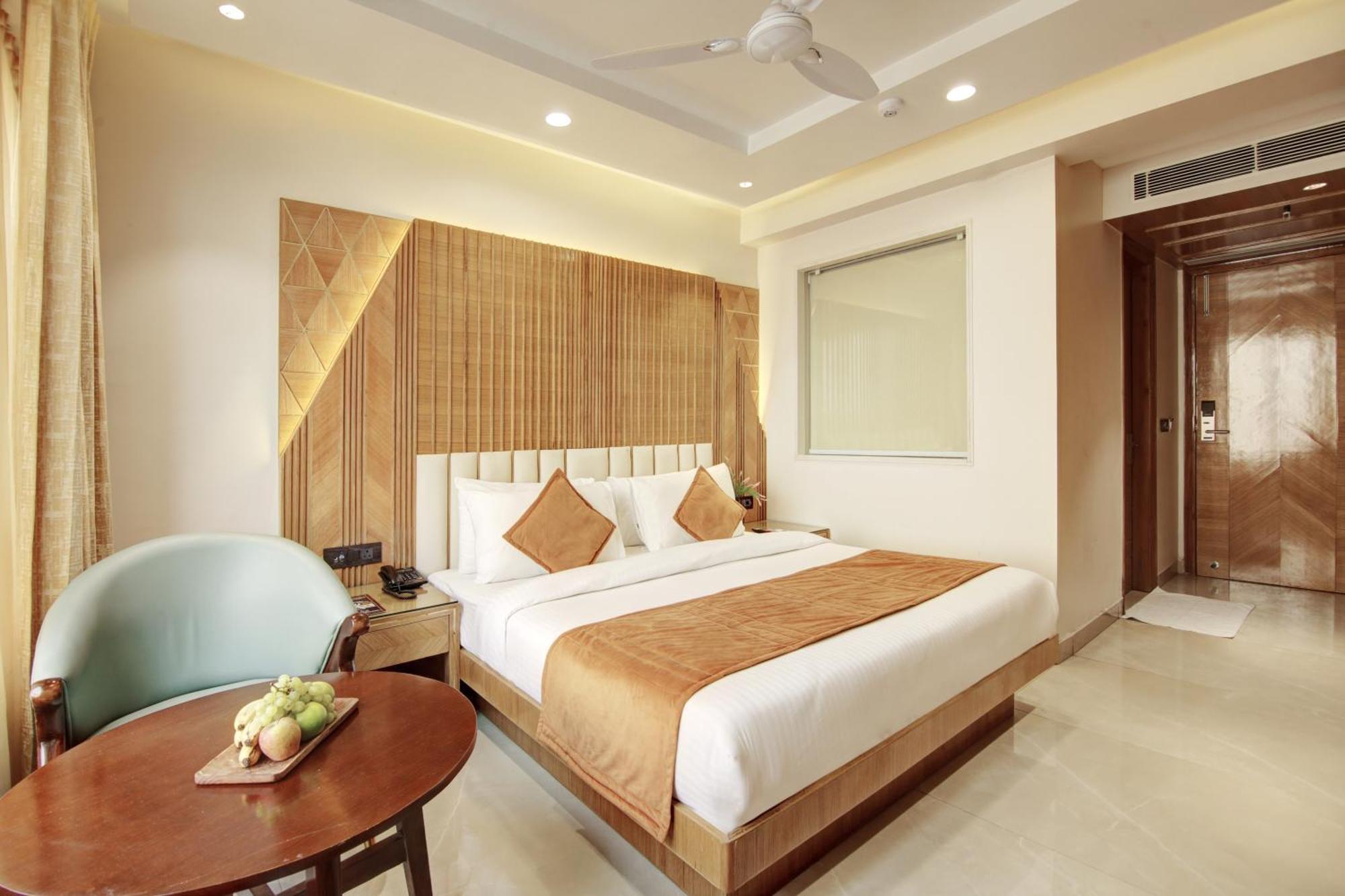 Hotel Krishna Plaza 'New Delhi' - By M S Hospitality Bagian luar foto