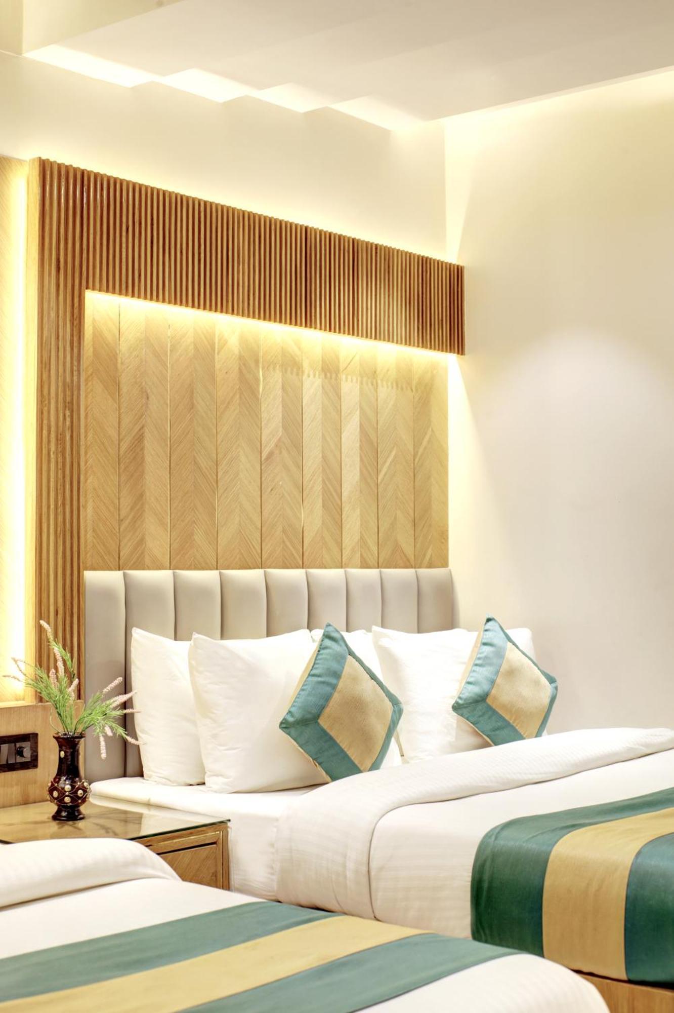Hotel Krishna Plaza 'New Delhi' - By M S Hospitality Bagian luar foto
