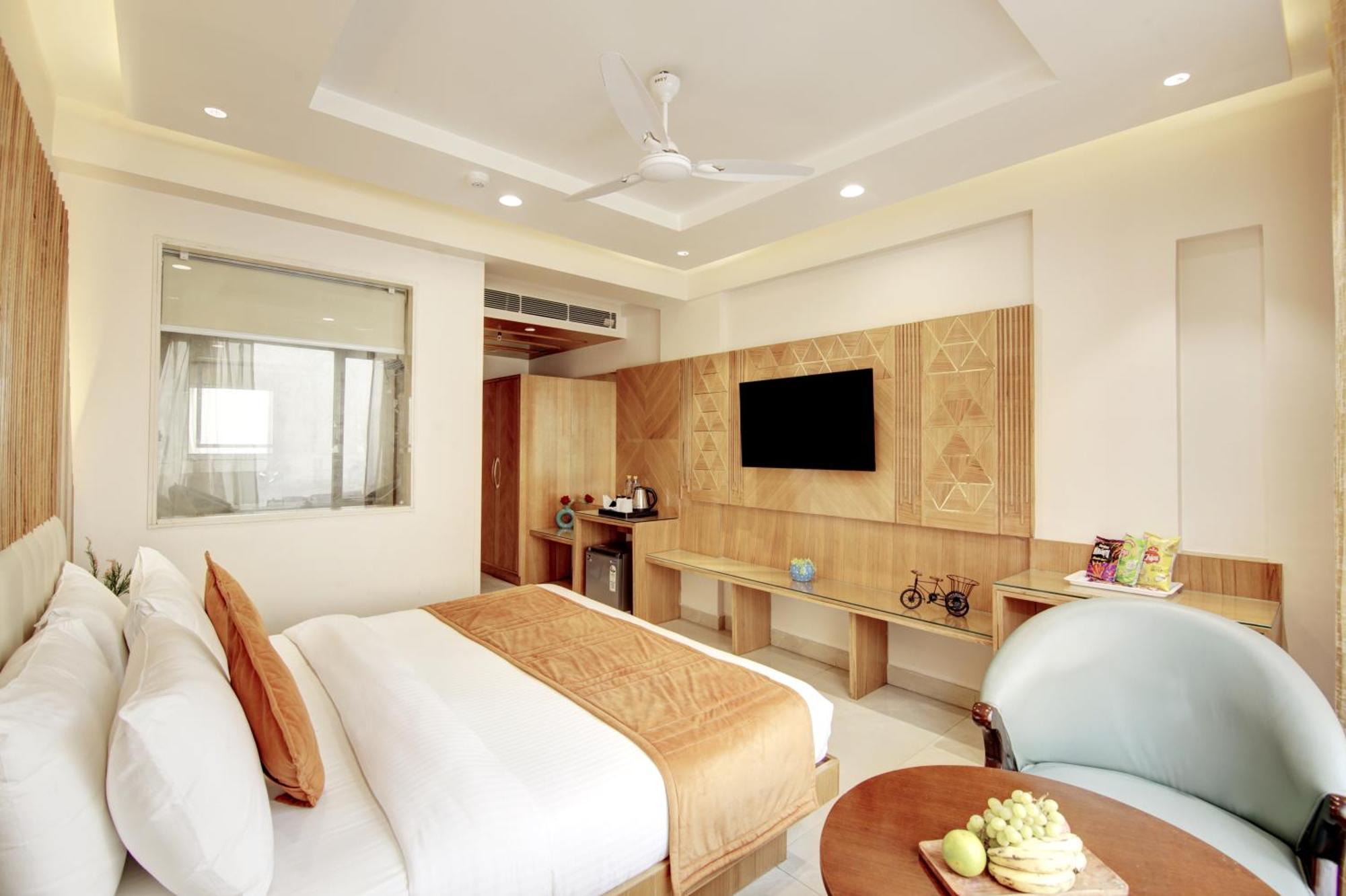 Hotel Krishna Plaza 'New Delhi' - By M S Hospitality Bagian luar foto