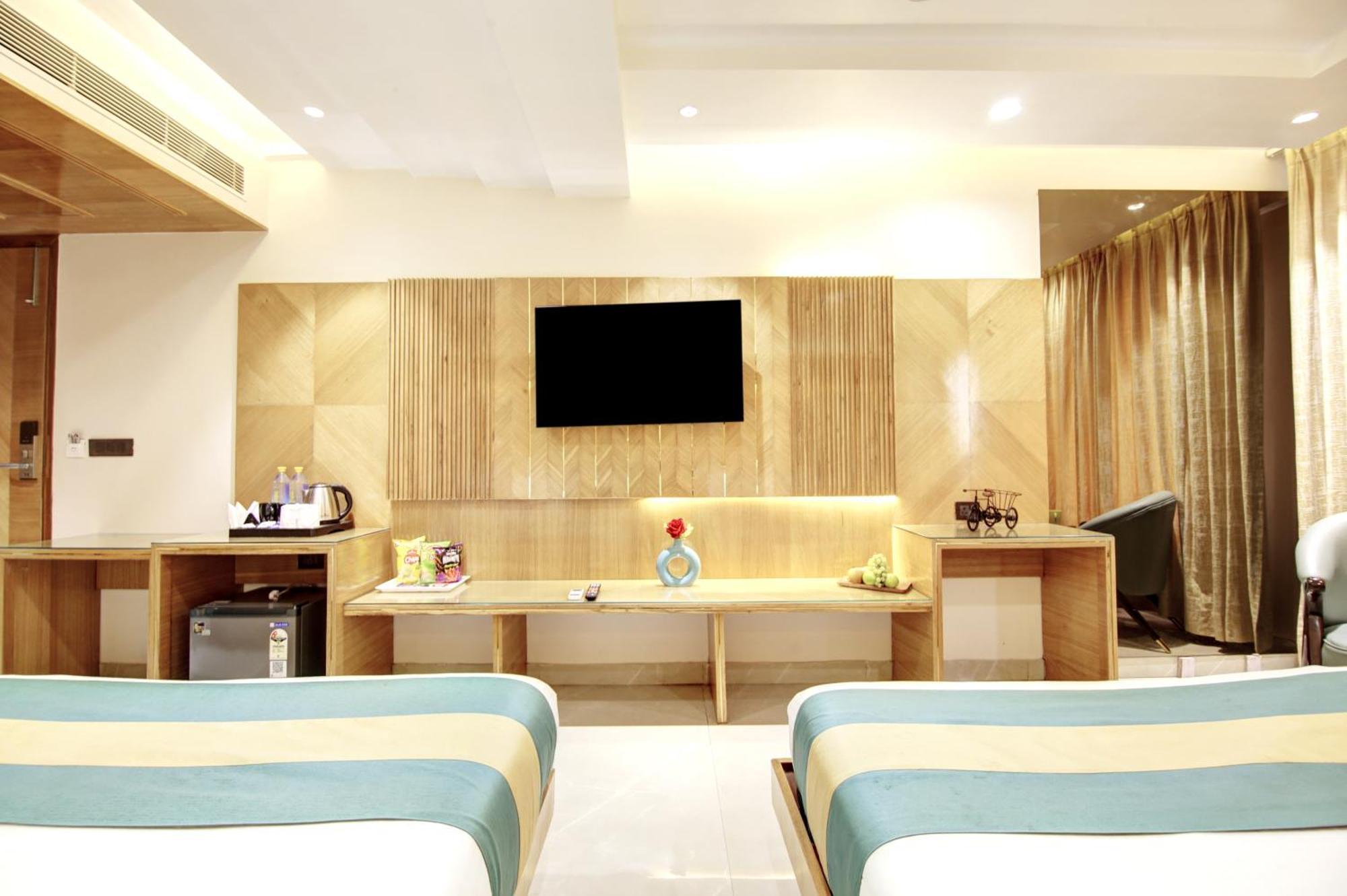 Hotel Krishna Plaza 'New Delhi' - By M S Hospitality Bagian luar foto