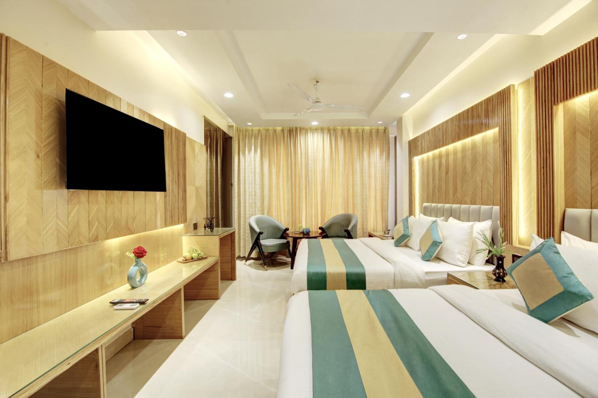 Hotel Krishna Plaza 'New Delhi' - By M S Hospitality Bagian luar foto